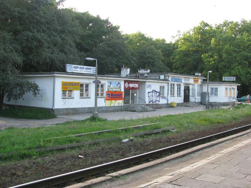 fot. Bartłomiej Małecki 
Zalesie Górne; budynek dworca od strony peronów i wjazdu z Czachówka/Radomia. Obraz