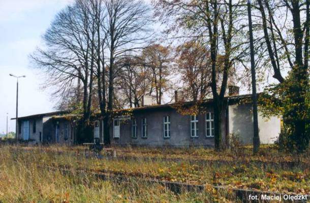 fot. Maciej Olędzki 
Budynek dworca od strony peronów; w prawo Glincz, w lewo Stara Piła/Pruszcz Gdański. Z lewej magazyn towarowy. Obraz