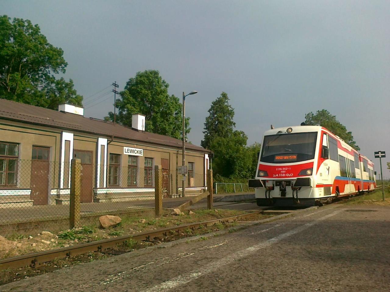 fot. Jakub T. 
Popołudniowy pociąg w stronę Białegostoku. Rok 2014 to okres wzmożonego ruchu - niestety tylko towarowego - na całej linii 32 - wiązane było to z remontem linii z Białegostoku do Warszawy i wynikającymi z tego ograniczeniami ruchu pociągów towarowych. Obraz