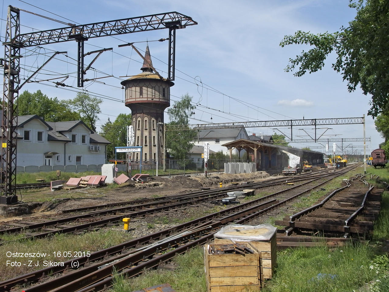 fot. Jacek Sikora 
Linia 272 Kluczbork-Poznań szlak Domanin-Ostrzeszów stacja Ostrzeszów.
Przebudowa krawędzi peronowej przy torze nr 1. Renowacja wiaty w peronie 1.
Widok w kierunku Antonin, Przygodzice, Ostrów Wlkp. Obraz