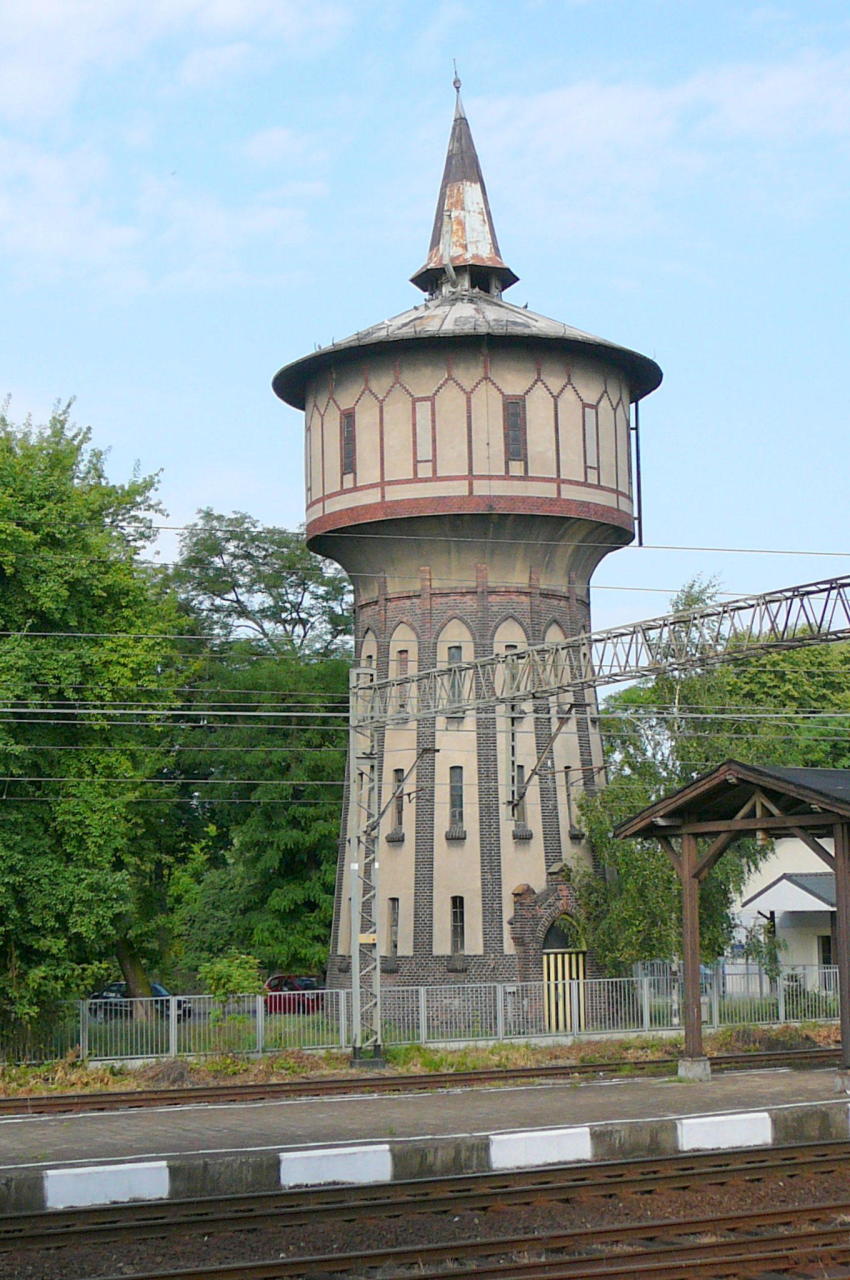 fot. Bolesław Wojtyniak 
Ostrzeszów,. Wieża wodna widok z peronu 2, widoczny też peron 1 z wiatą. Obraz