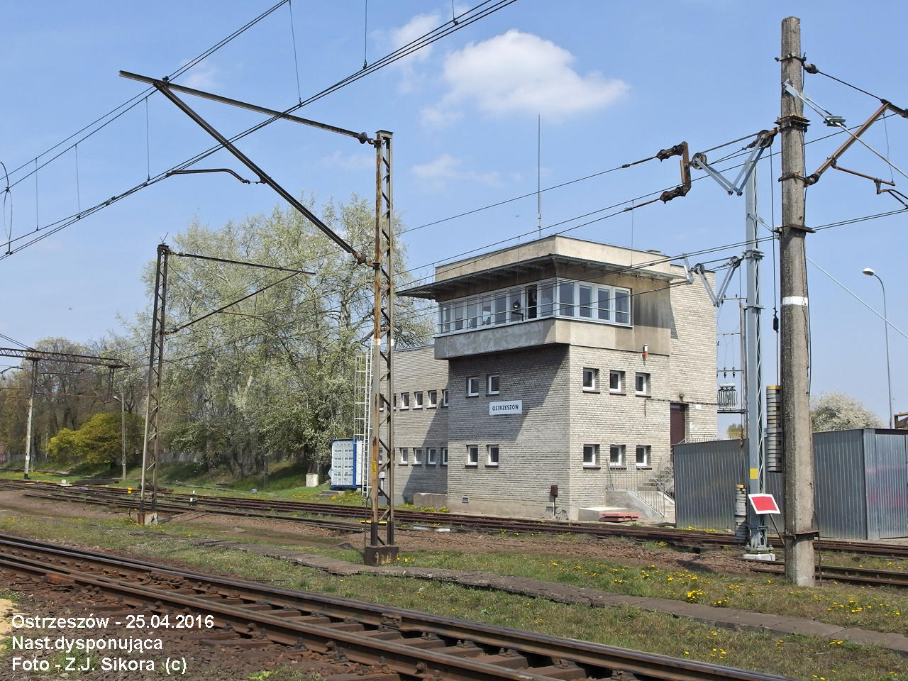 fot. Jacek Sikora 
Linia 272 Kluczbork-Poznań Szlak Domanin-Ostrzeszów.
Stacja Ostrzeszów. Nastawnia dysponująca.
W lewo kierunek Antonin, Ostrów Wlkp. w prawo Domanin, Hanulin, Kępno. Obraz