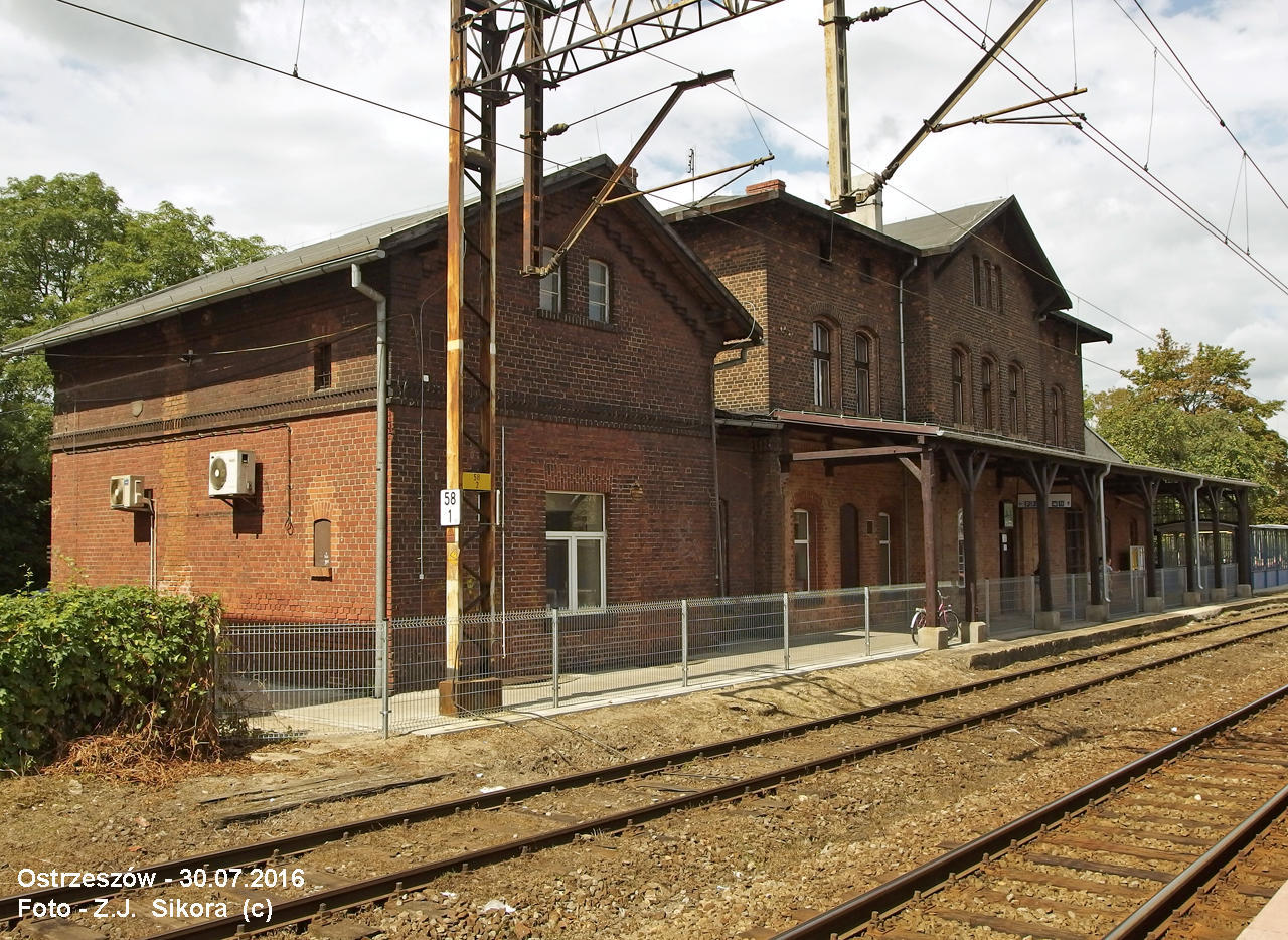 fot. Jacek Sikora 
Linia 272 Kluczbork-Poznań.
Szlak Domanin-Ostrzeszów, stacja Ostrzeszów.
Budynek dworcowy, widok od strony peronów. Obraz