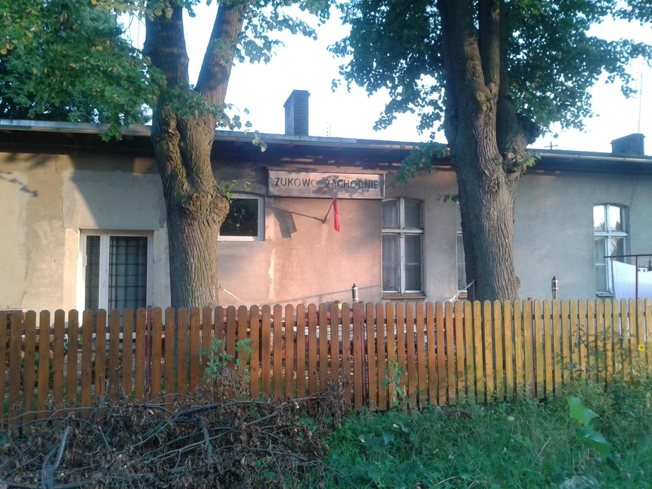fot. Paweł Wolny 
Budynek dworca jest zamieszkany i jest w dobrym stanie. 2016. Obraz