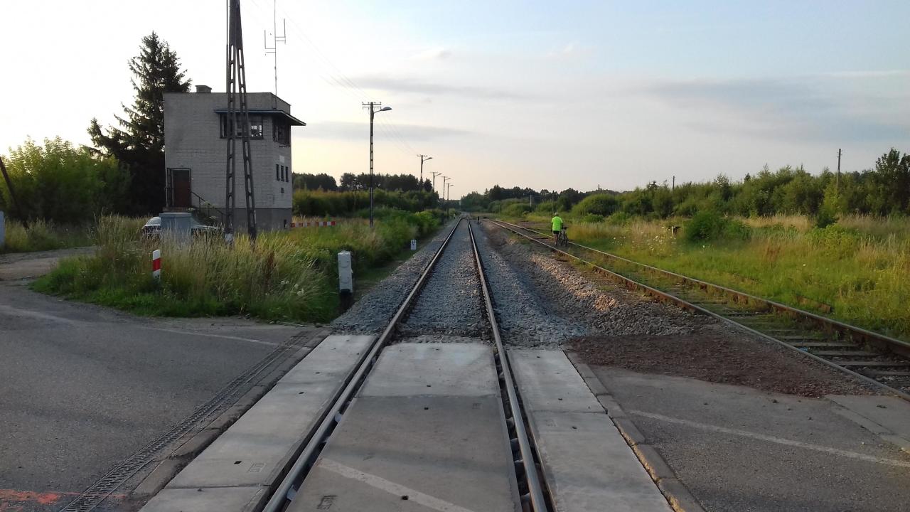 fot. Paweł 
Widok z przejazdu kolejowo-drogowego na zmodernizowany tor w kierunku Białegostoku. Obraz