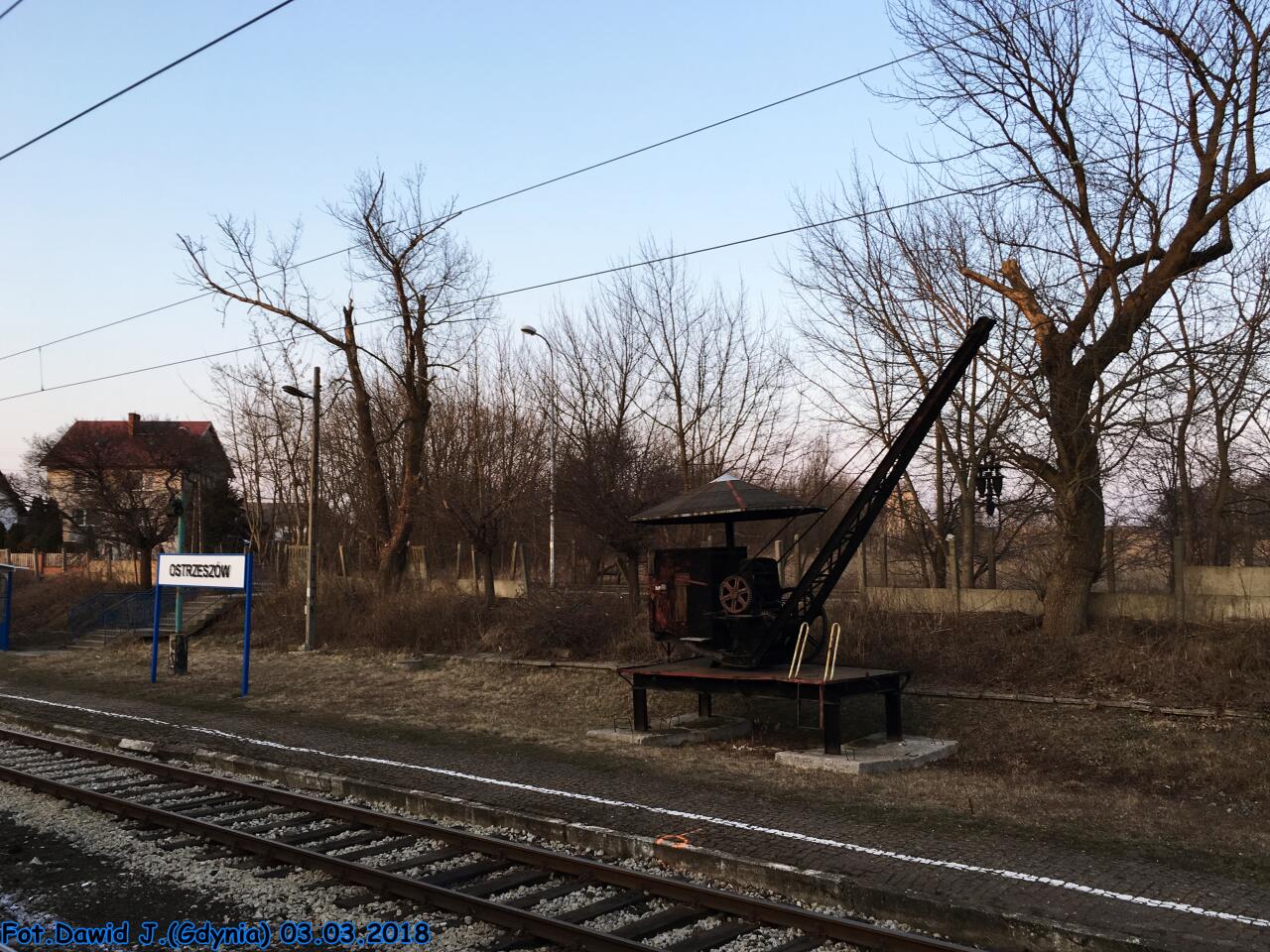 fot. Dawid Jastrzębski 
Tablica z nazwą stacji i dźwignica na peronie 2. W lewo Ostrów Wielkopolski, Poznań Główny w prawo Kępno, Kluczbork, Namysłaki. Obraz