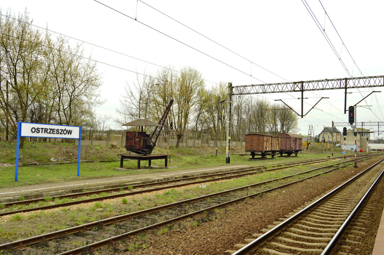 fot. Tomasz 
Ostrzeszów. Zabytkowy dzwig wraz z wagonami ustawiony na peronie 2. W oddali budynek nastawni "Or". Obraz