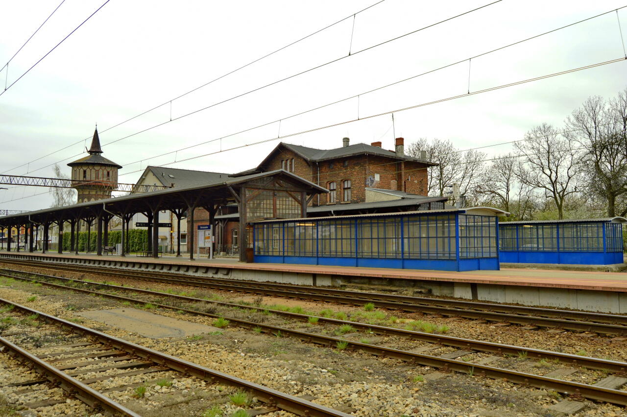 fot. Tomasz 
Ostrzeszów. Widok z peronu 2 na peron 1 oraz budynek dworca wraz z oddalona wierzą wodną. Obraz