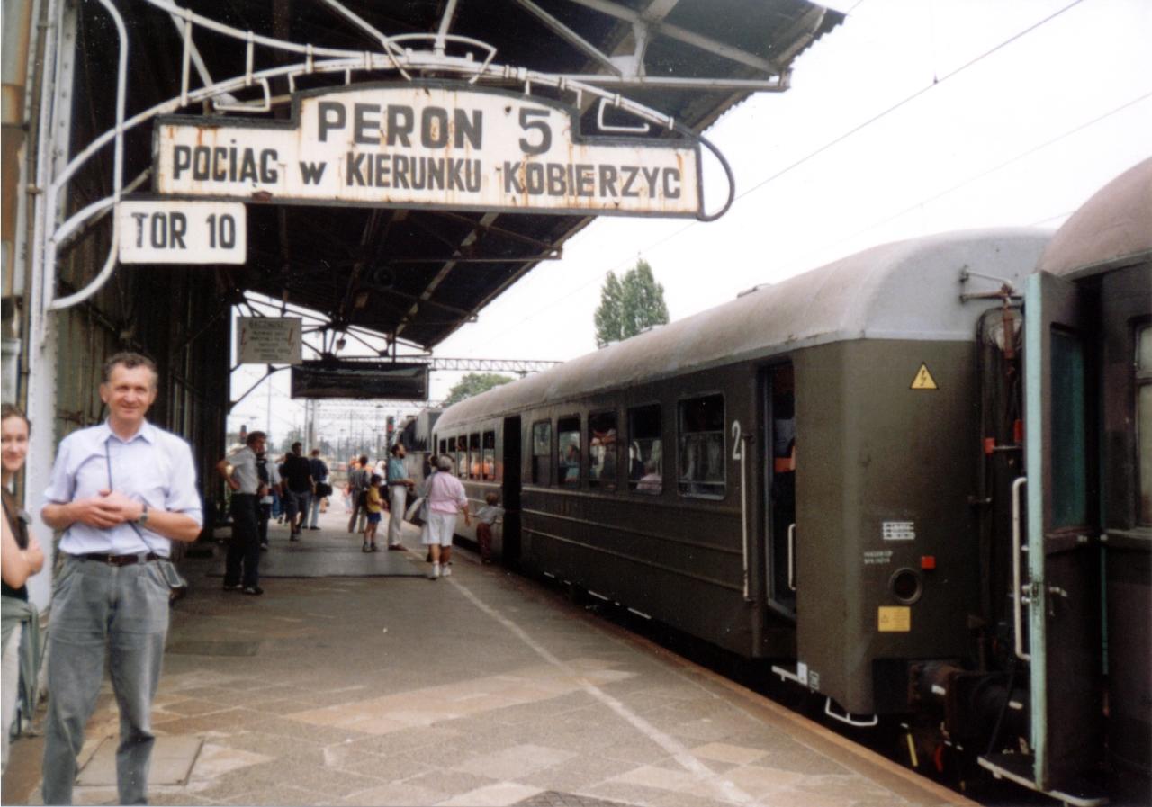 fot. Grzegorz Sarnecki
Peron 5, a przy nim ostatni (retro) pociąg do Kobierzyc. Obraz