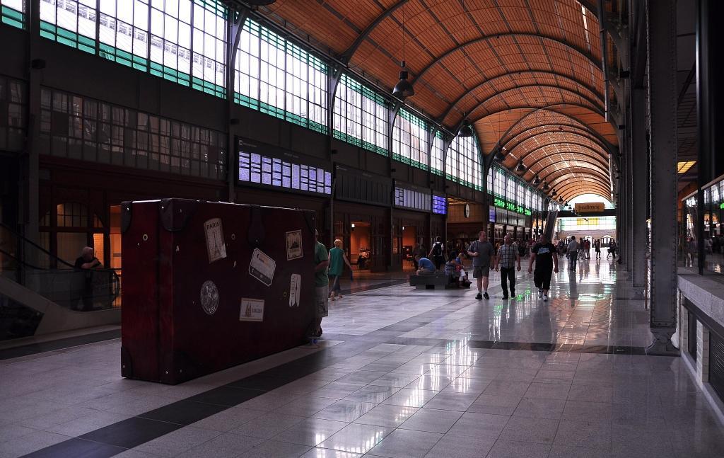 fot. ROBERT KOŃPA
Ciekawa instalacja artystyczna na holu głównym dworca. Obraz