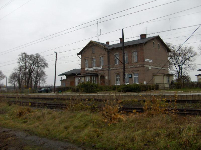 fot. Kubiaczek 
Budynek dworca, z zamkniętą przybudówką nastawni od strony peronów. Widok w kierunku wschodnim; w lewo Milicz/Krotoszyn, w prawo Grabowno Wielkie. Obraz