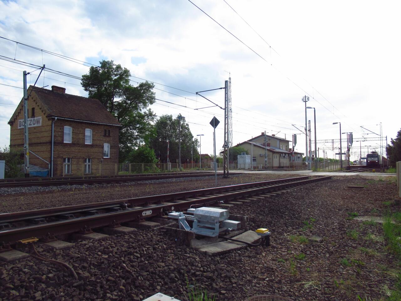 fot. wasiukibic 
Wjazd od strony Toporowa/Świebodzina. Kolejowy budynek mieszkalny, przejazd kolejowy, perony i budynek dworca z przybudówką nastawni. Widok w kierunku zachodnim. Obraz