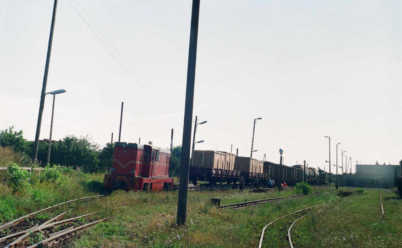 fot. Michał Gliniecki 
Stacja Opatówek Wąskotorowy - tor 17 (zakończony zapadnią transporterową) - lokomotywa Lxd2-339 w trakcie prac przeładunkowych, z prawej strony widoczny budynek stacyjny. Widok w kierunku końca linii. Obraz