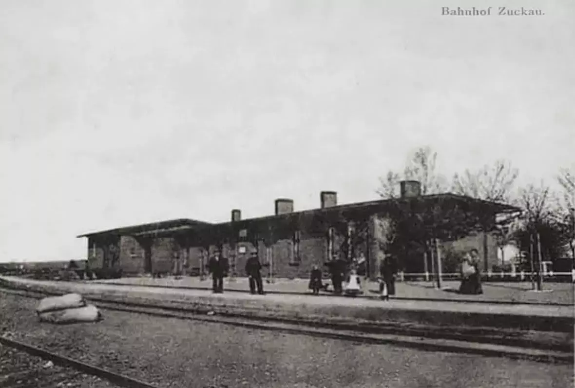 fot. nieznany 
Budynek dworca od strony peronów; w prawo Glincz, w lewo Stara Piła/Pruszcz Gdański. Z lewej magazyn towarowy. Obraz